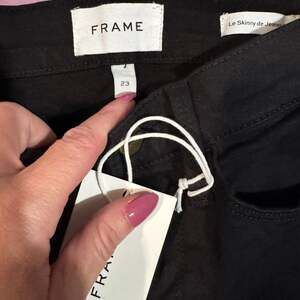 Frame Le Super High-Rise Straight Exposed Zip Jean in Film Noir